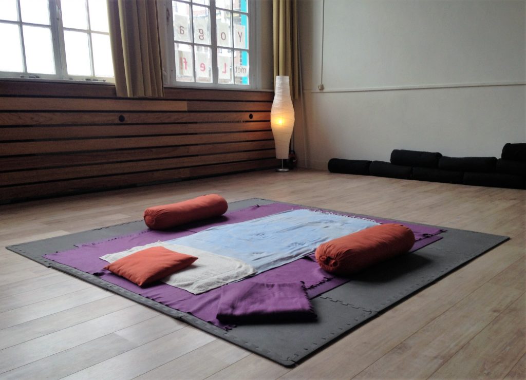 Massage in de studio van Yoga met LEF!